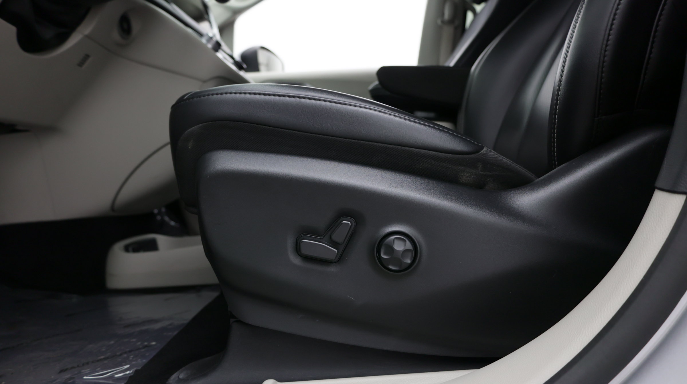 Used 2023 Chrysler Pacifica Touring-L FWD image 17
