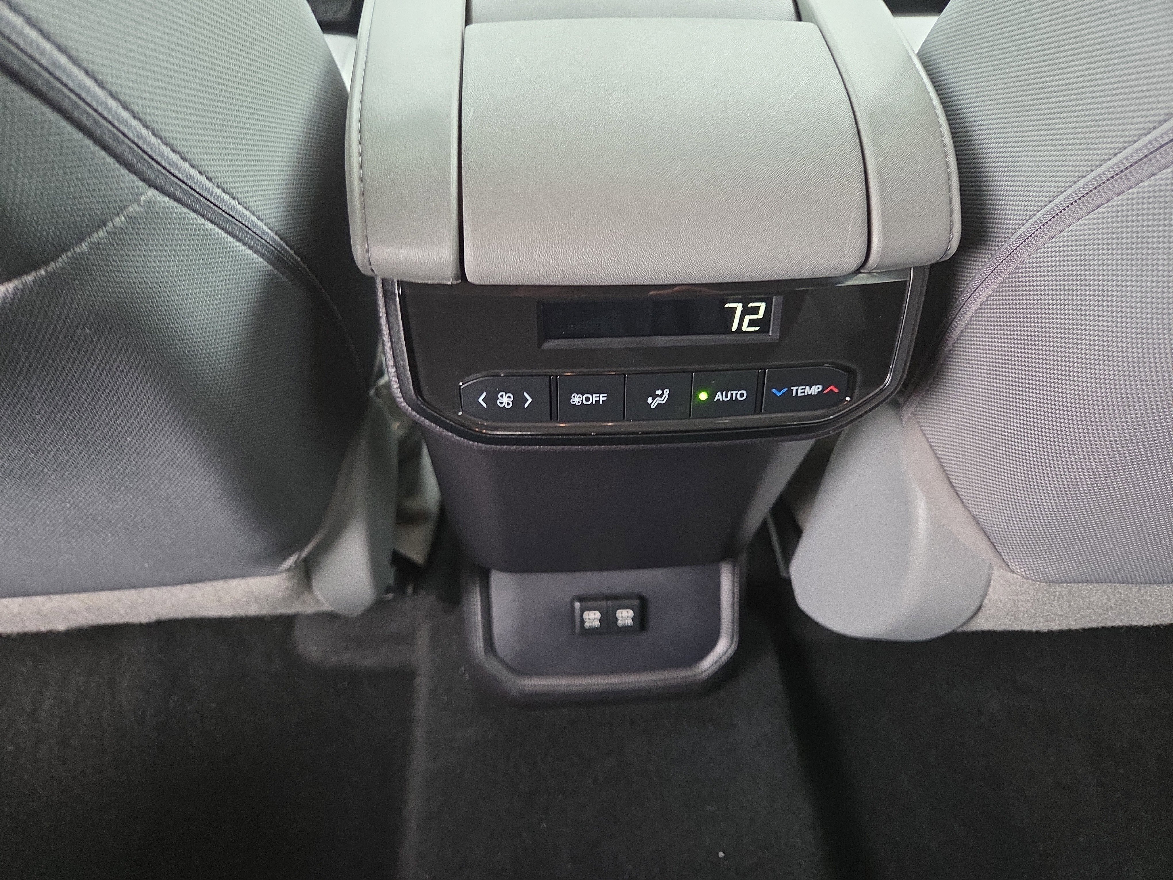 Used 2020 Toyota Highlander LE image 25