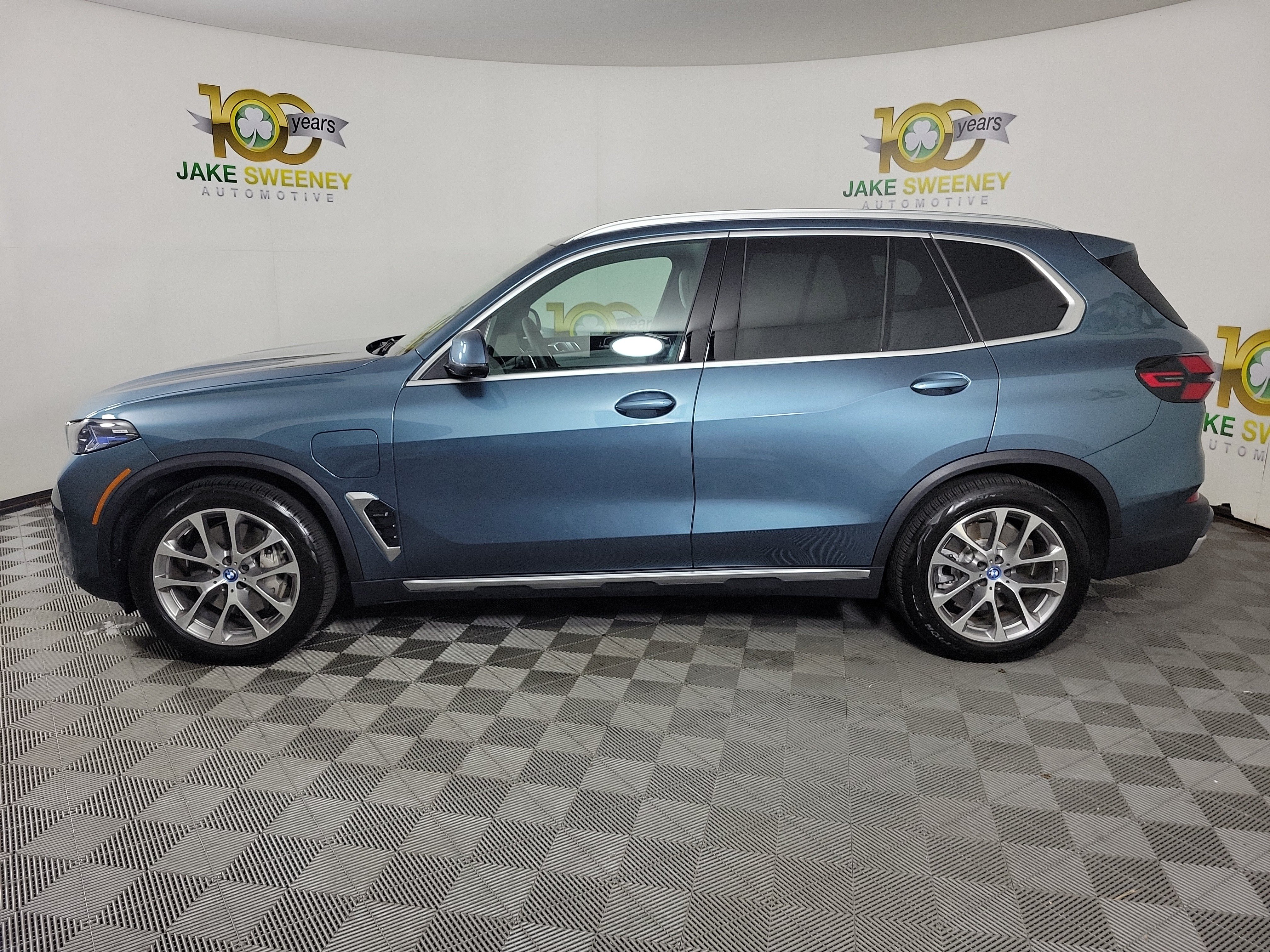 Certified 2024 BMW X5 xDrive50e w/ Executive Package AWD/4WD image 4