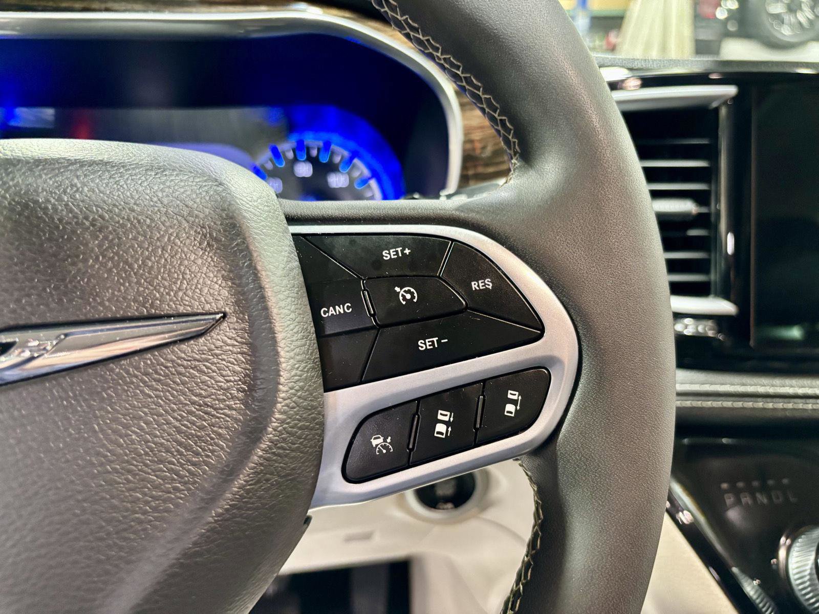 Used 2022 Chrysler Pacifica Limited image 14