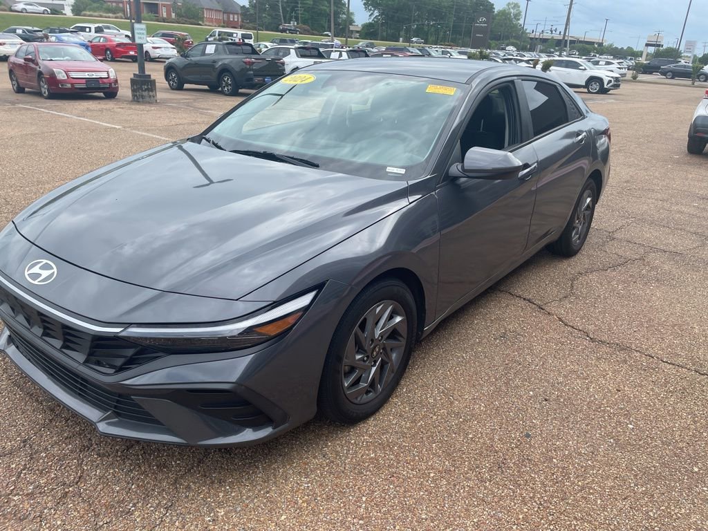 Used 2024 Hyundai Elantra SEL image 3
