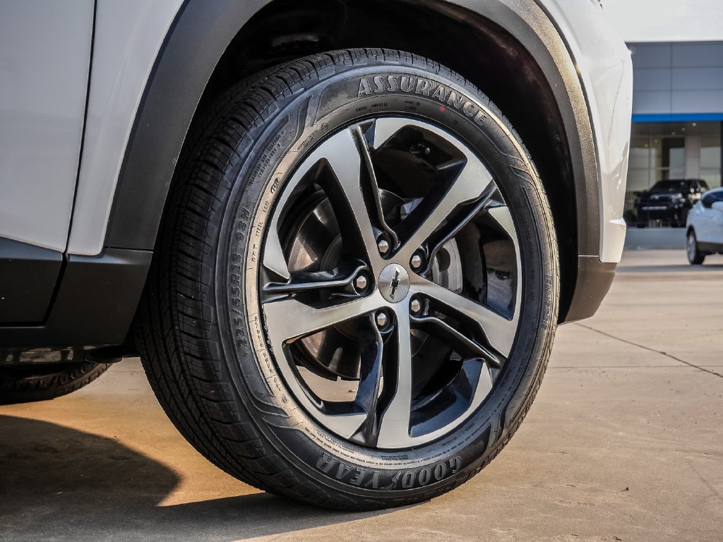 Used 2025 Chevrolet Trax RS w/ Sunroof Package FWD image 9