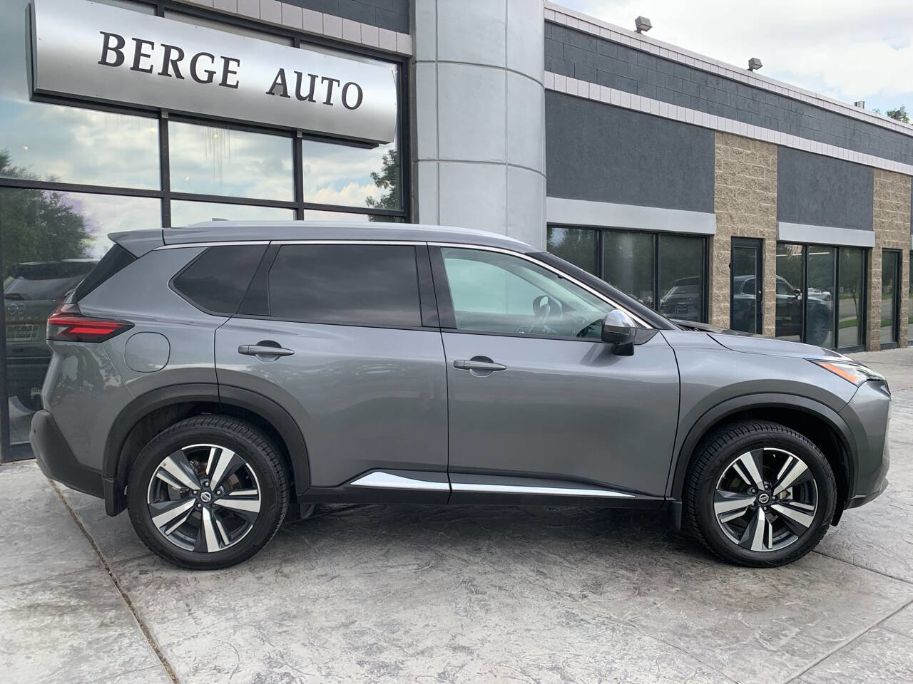 Used 2021 Nissan Rogue SL w/ Premium Package image 6