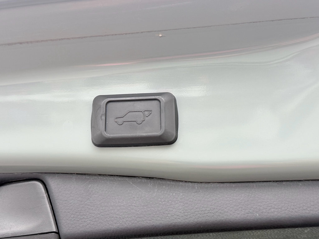 Used 2022 Toyota RAV4 XLE w/ Convenience Package FWD image 10