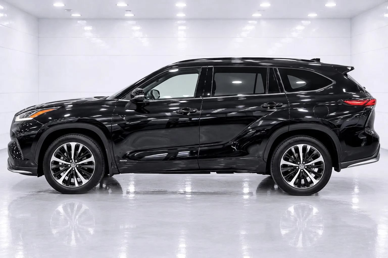 Used 2022 Toyota Highlander XSE AWD/4WD image 2