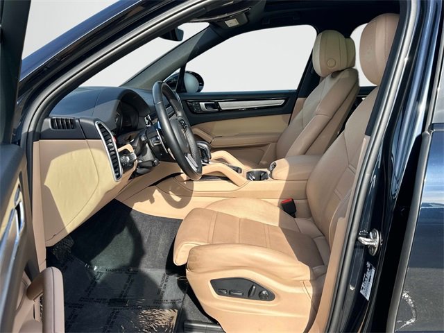 Used 2023 Porsche Cayenne Platinum Edition image 16