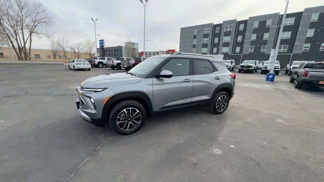 Used 2025 Chevrolet TrailBlazer LT w/ Driver Confidence Package image 4