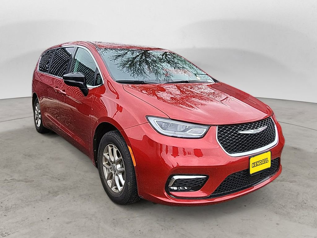 Used 2024 Chrysler Pacifica Touring-L image 4