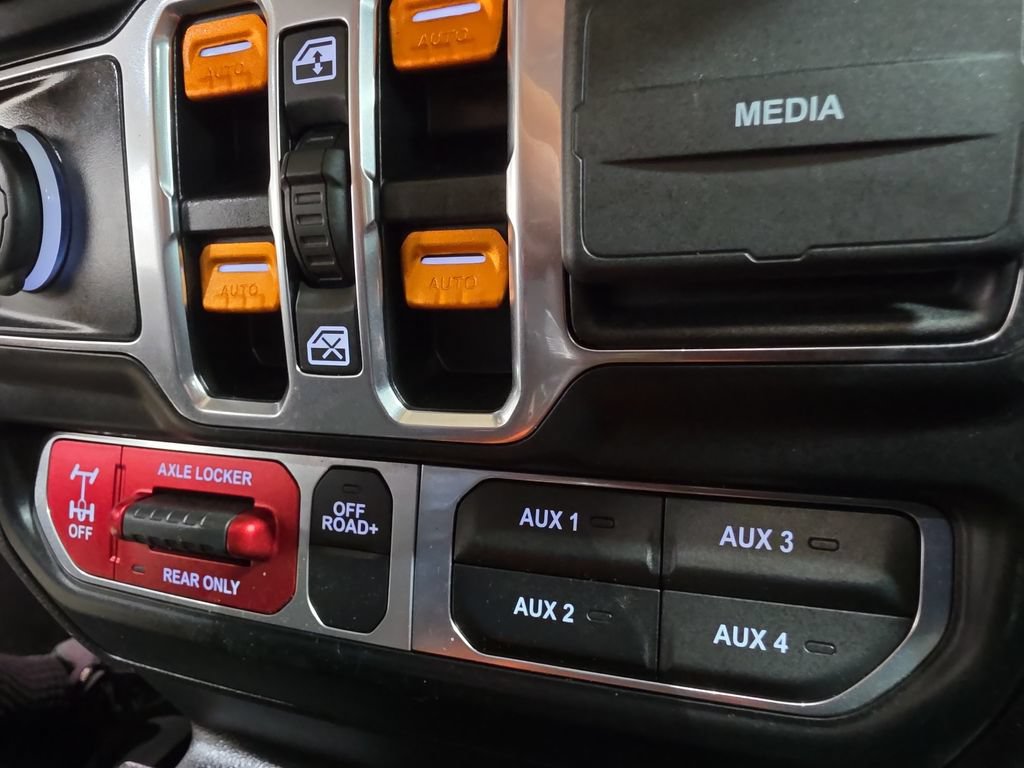 Used 2024 Jeep Gladiator Mojave w/ Technology Group AWD/4WD image 24