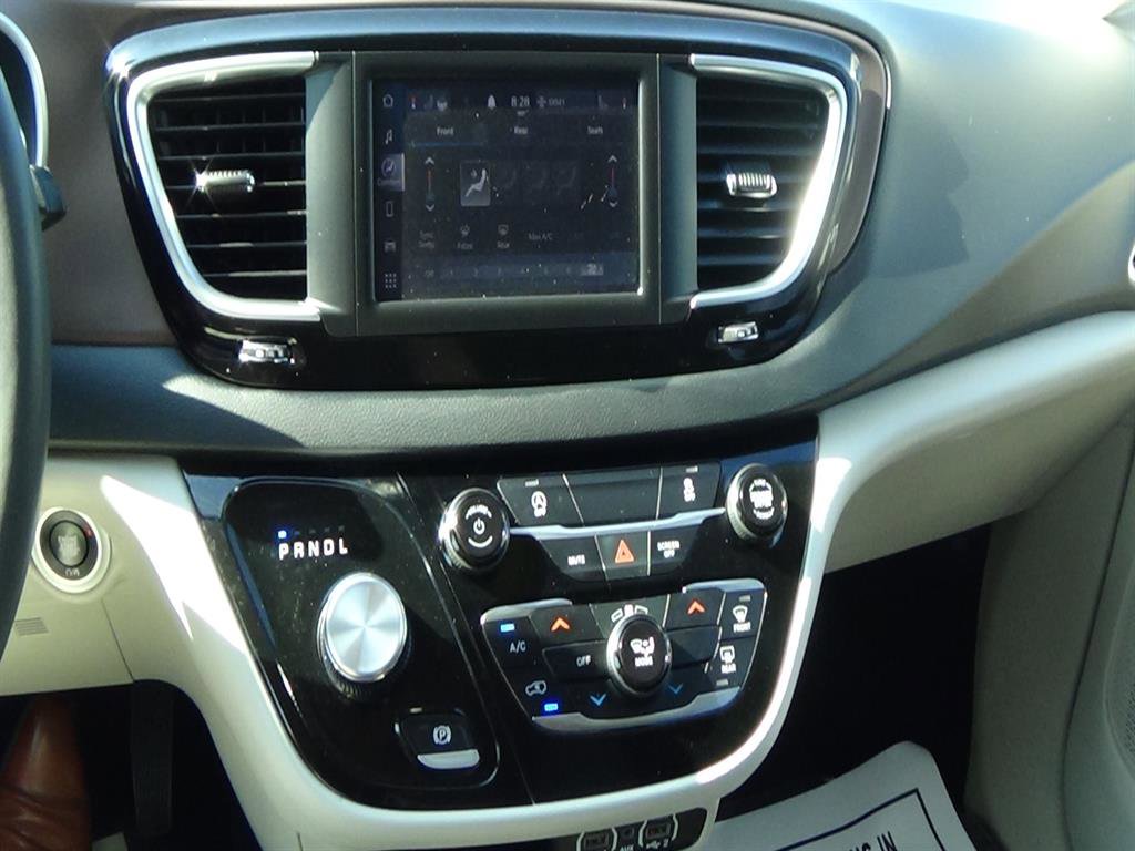 Used 2022 Chrysler Voyager LX image 24