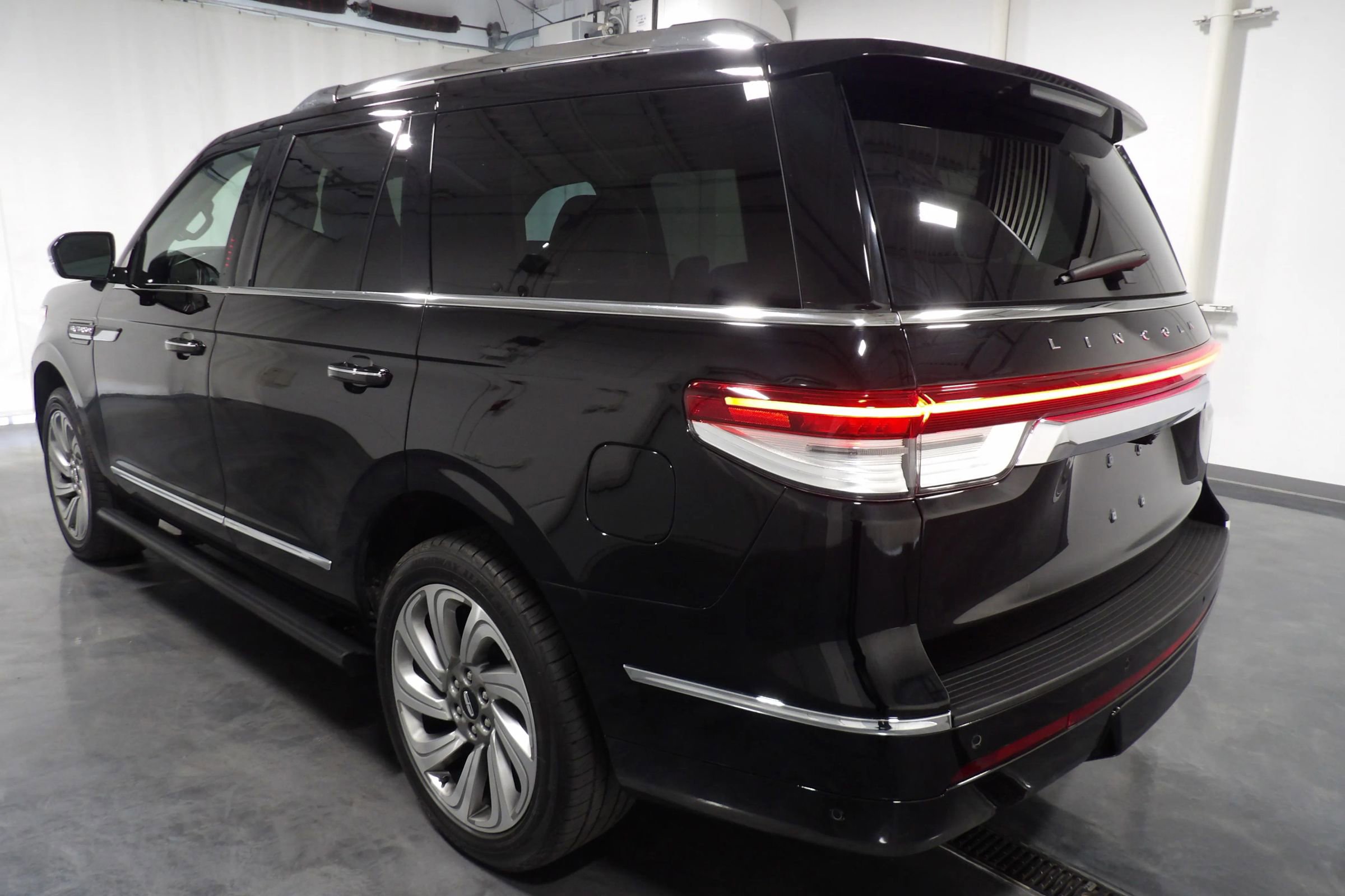 Used 2022 Lincoln Navigator Reserve AWD/4WD image 8