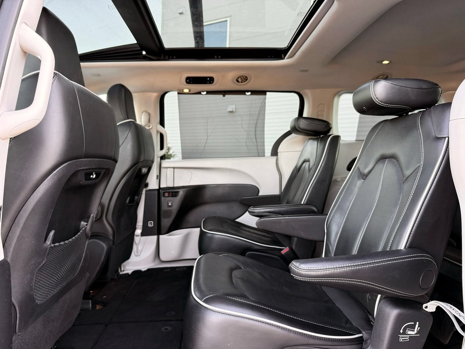 Used 2022 Chrysler Pacifica Limited FWD image 20