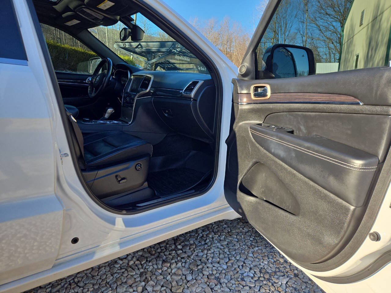 Used 2017 Jeep Grand Cherokee Overland AWD/4WD image 27