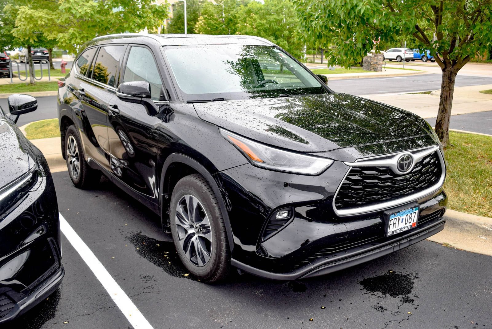 Used 2021 Toyota Highlander XLE AWD/4WD image 4
