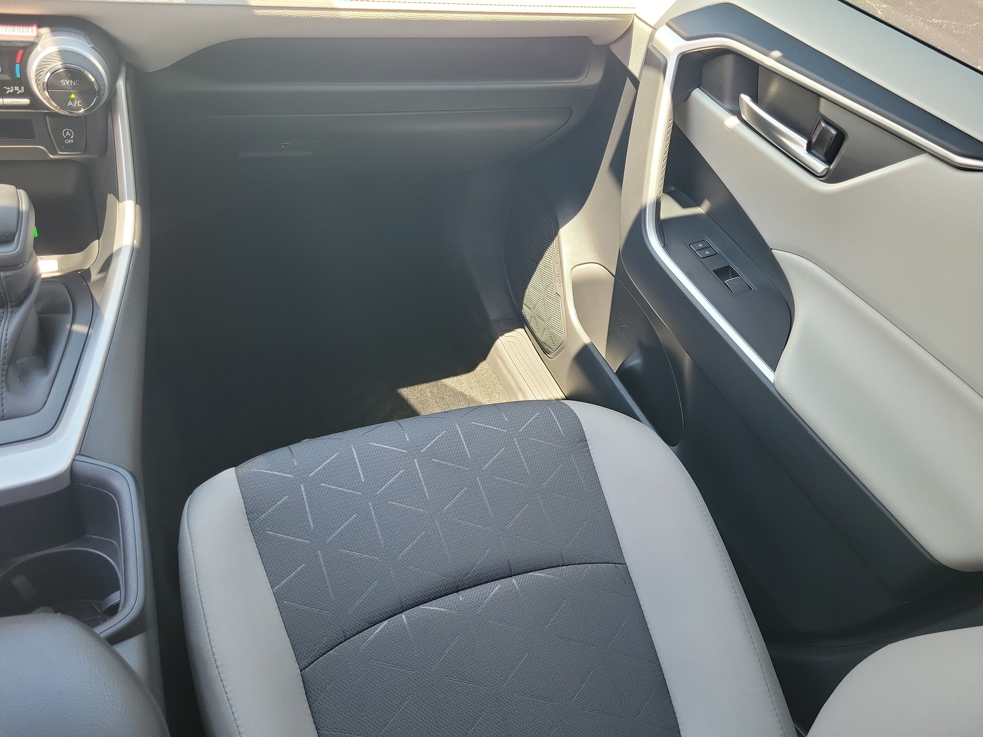 Used 2025 Toyota RAV4 XLE w/ Convenience Package FWD image 19