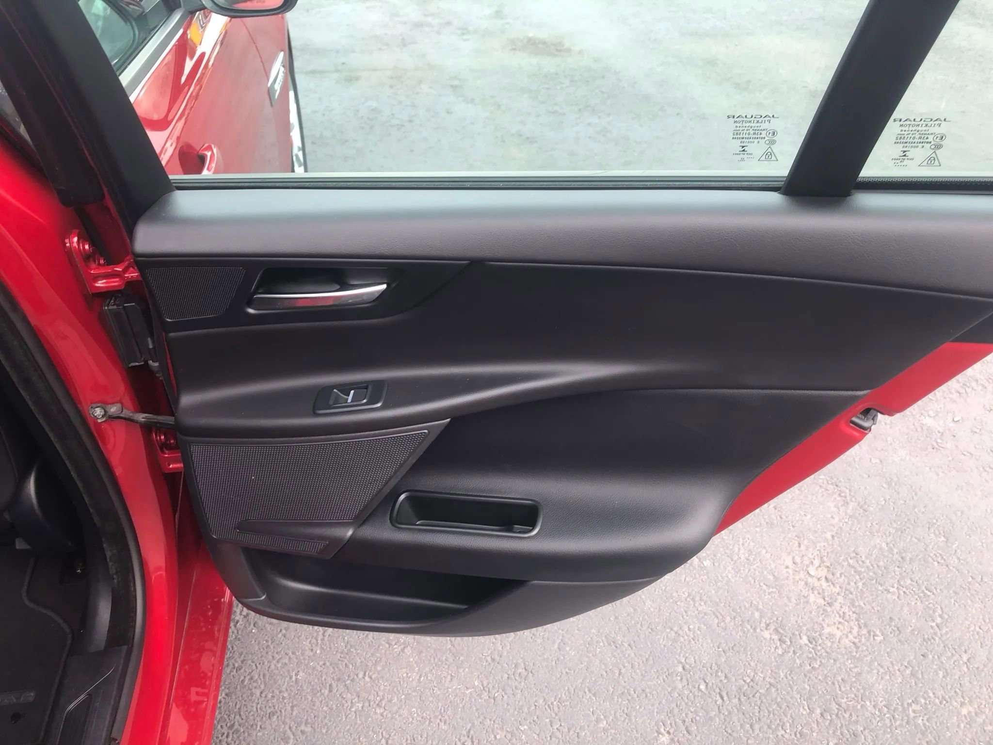 Used 2018 Jaguar XE Premium image 27