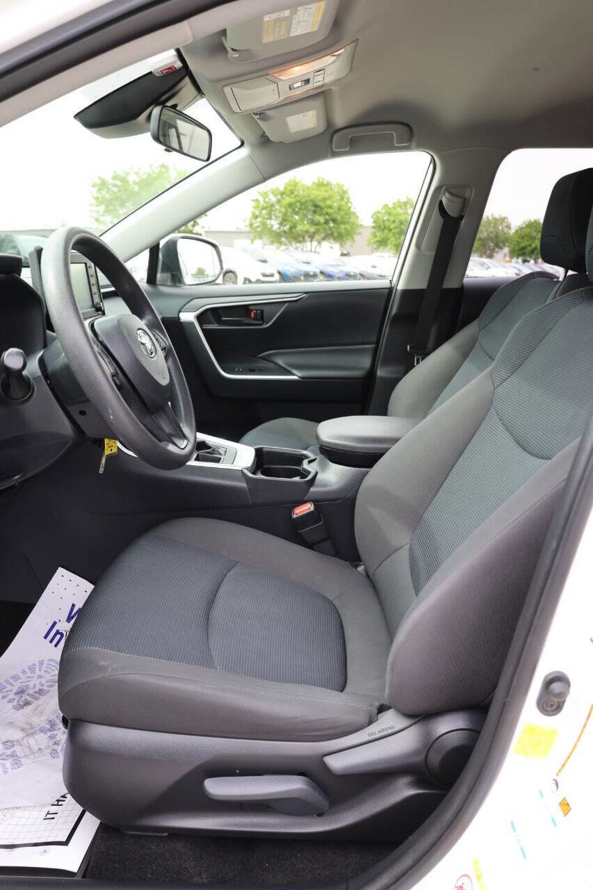 Used 2019 Toyota RAV4 LE AWD/4WD image 13