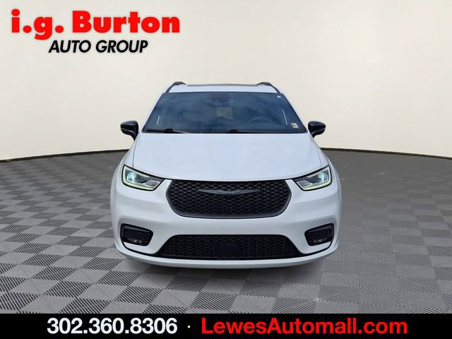 Used 2025 Chrysler Pacifica Limited image 2