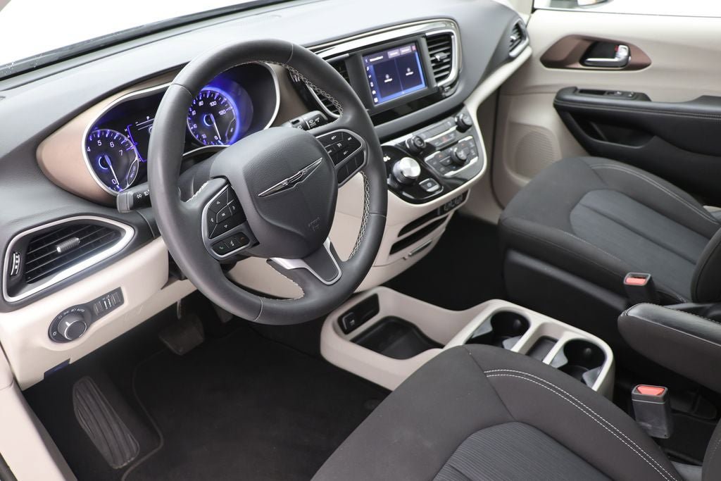 Used 2023 Chrysler Voyager LX image 13