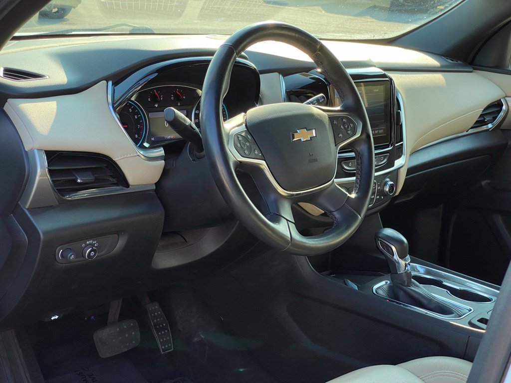 Used 2023 Chevrolet Traverse LT w/ Rear Camera Mirror Package FWD image 10