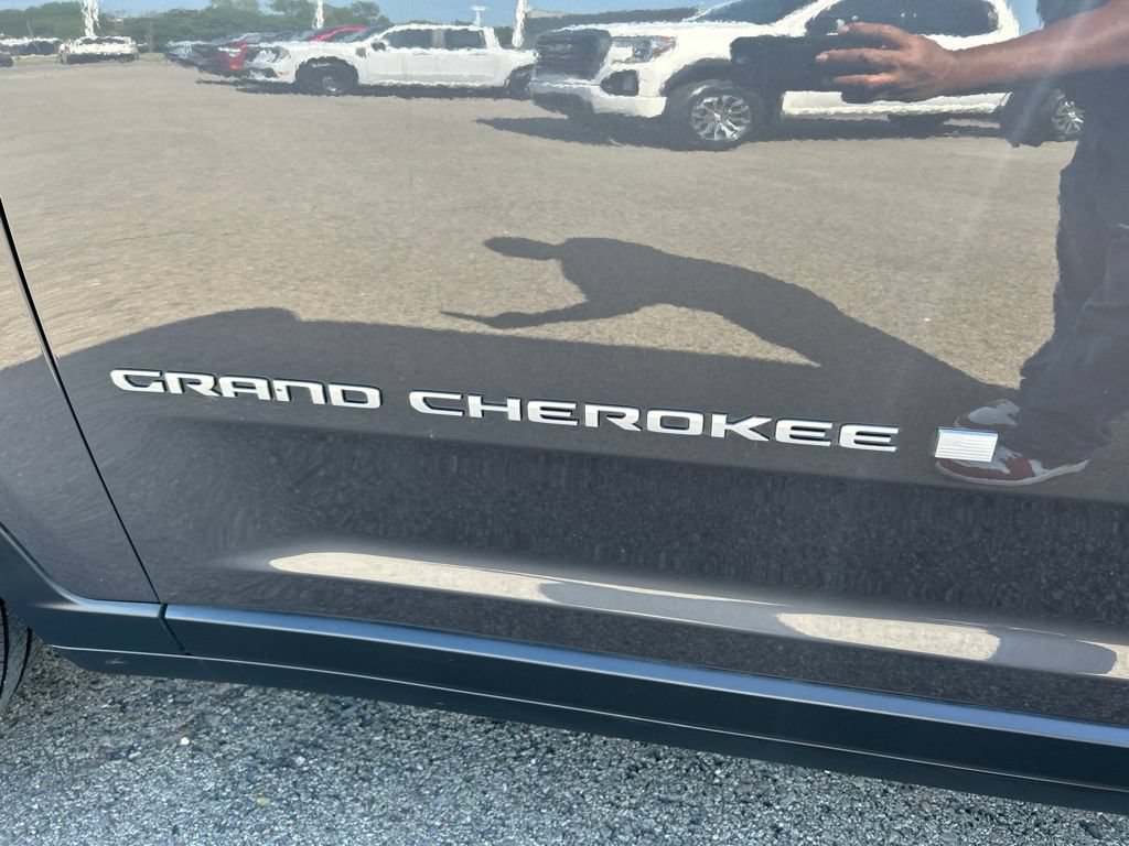 Used 2025 Jeep Grand Cherokee Laredo X AWD/4WD image 16