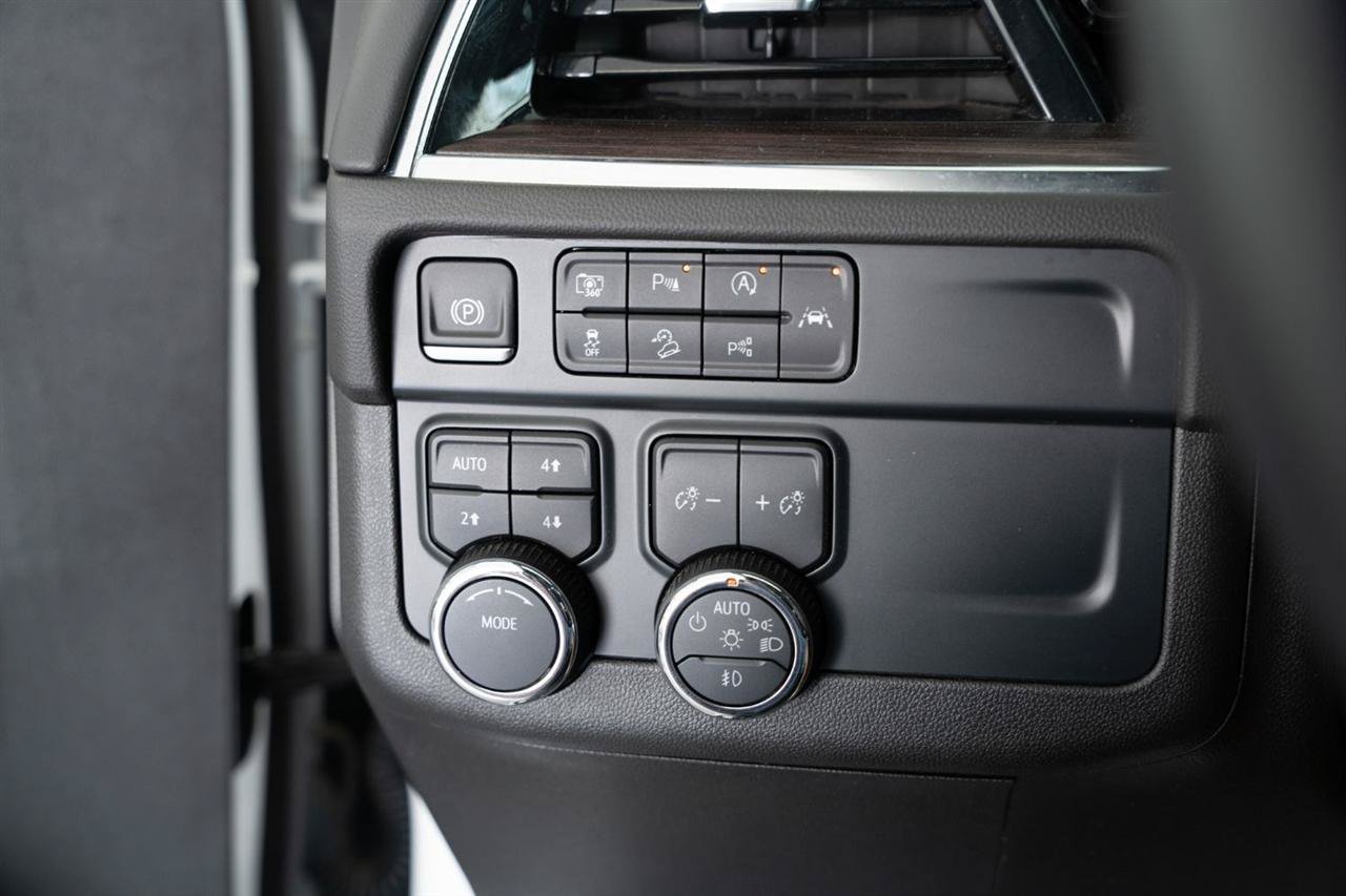Used 2025 Chevrolet Suburban Z71 AWD/4WD image 17