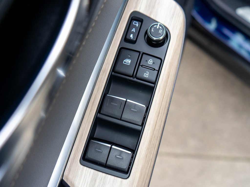 Used 2024 Toyota Venza Limited image 17