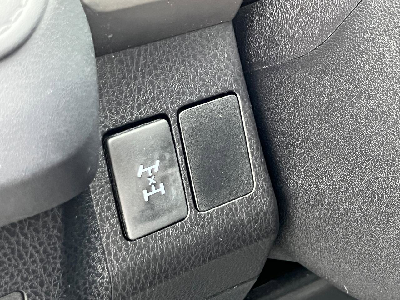 Used 2016 Toyota RAV4 LE AWD/4WD image 18