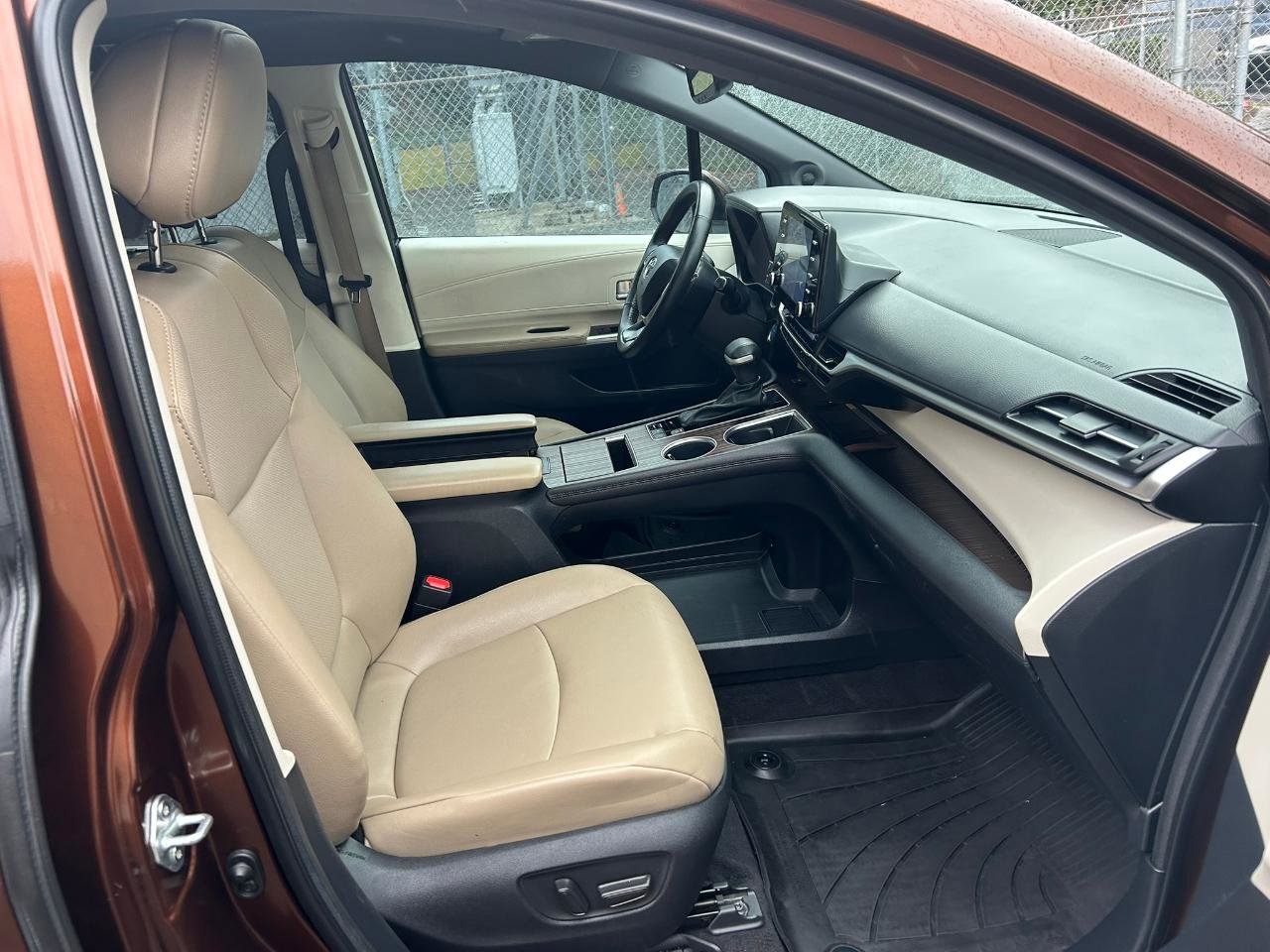 Used 2023 Toyota Sienna XLE w/ XLE Plus Package image 17