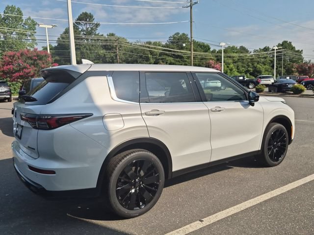 New 2026 Mitsubishi Outlander LE FWD image 3