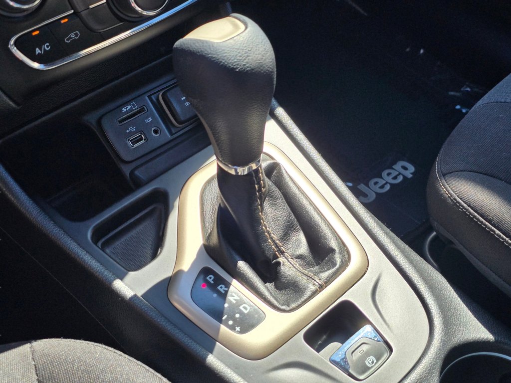 Used 2016 Jeep Cherokee Latitude FWD image 12