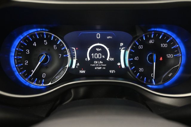 Used 2024 Chrysler Pacifica Touring-L FWD image 17