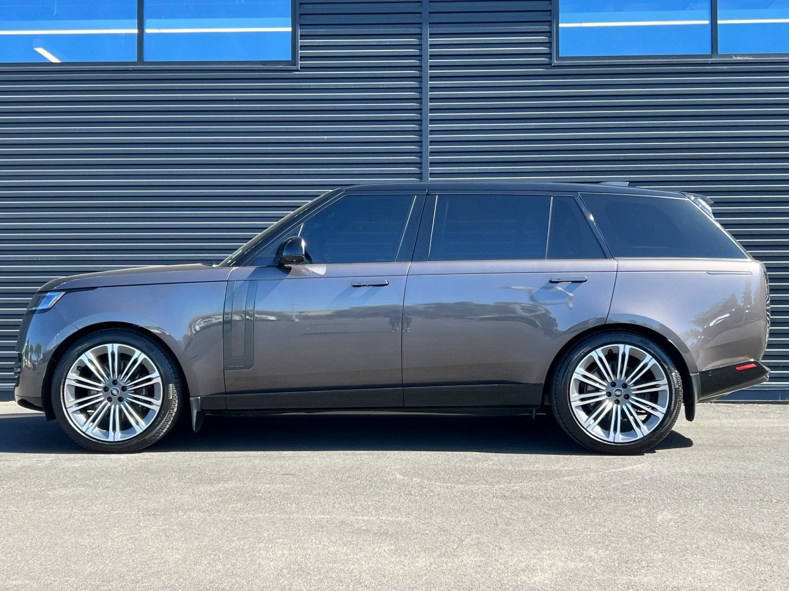 Used 2025 Land Rover Range Rover Long Wheelbase Autobiography AWD/4WD image 3