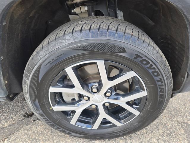 Used 2023 Jeep Grand Cherokee L Limited AWD/4WD image 41