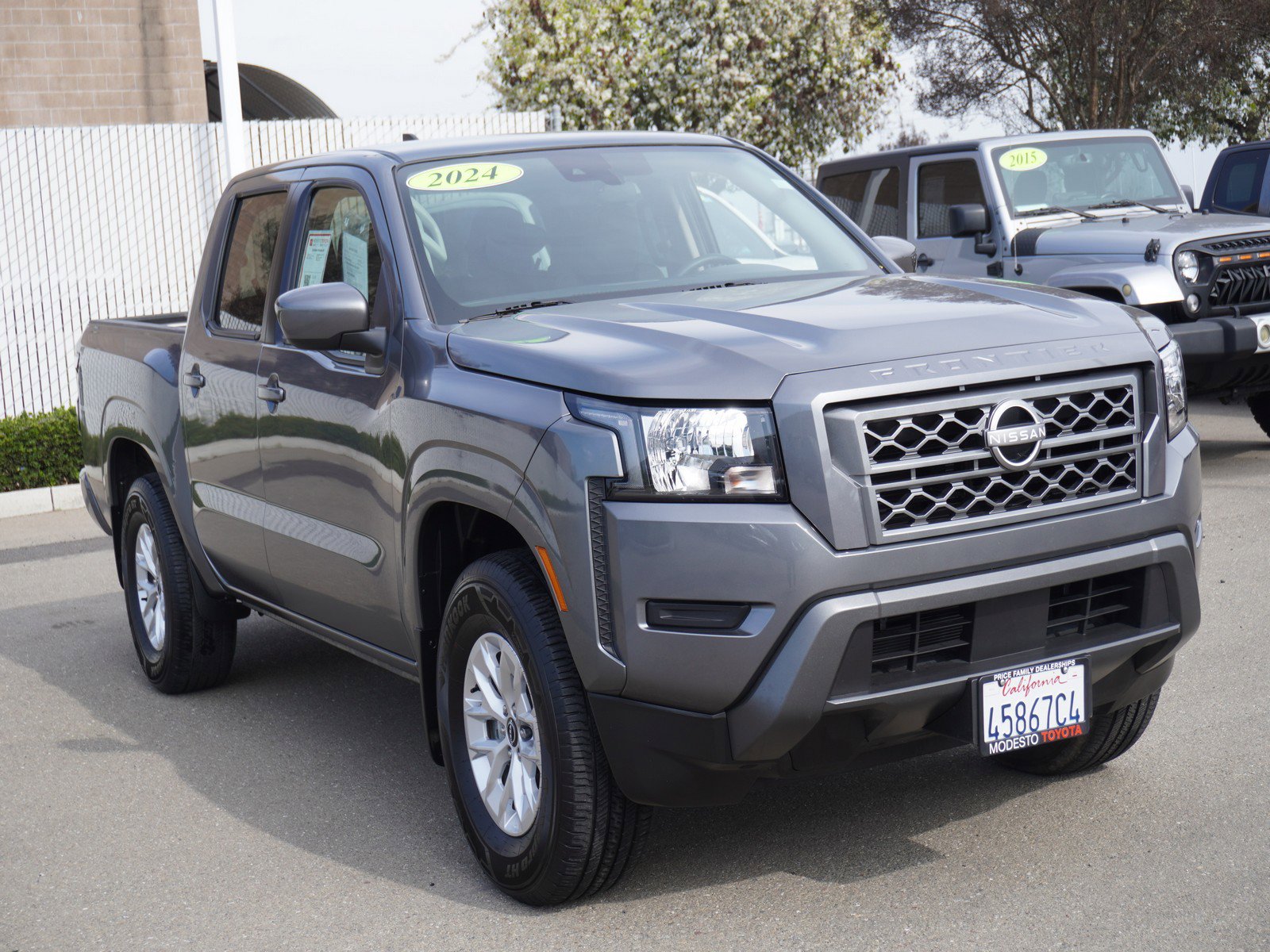 Used 2024 Nissan Frontier SV image 1