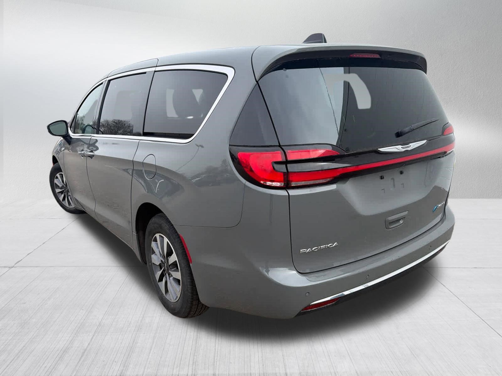 Used 2023 Chrysler Pacifica Touring-L FWD image 2