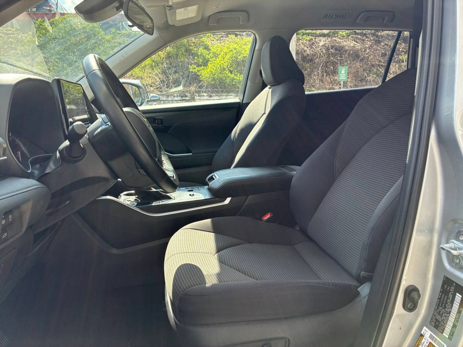 Used 2025 Toyota Highlander LE FWD image 29