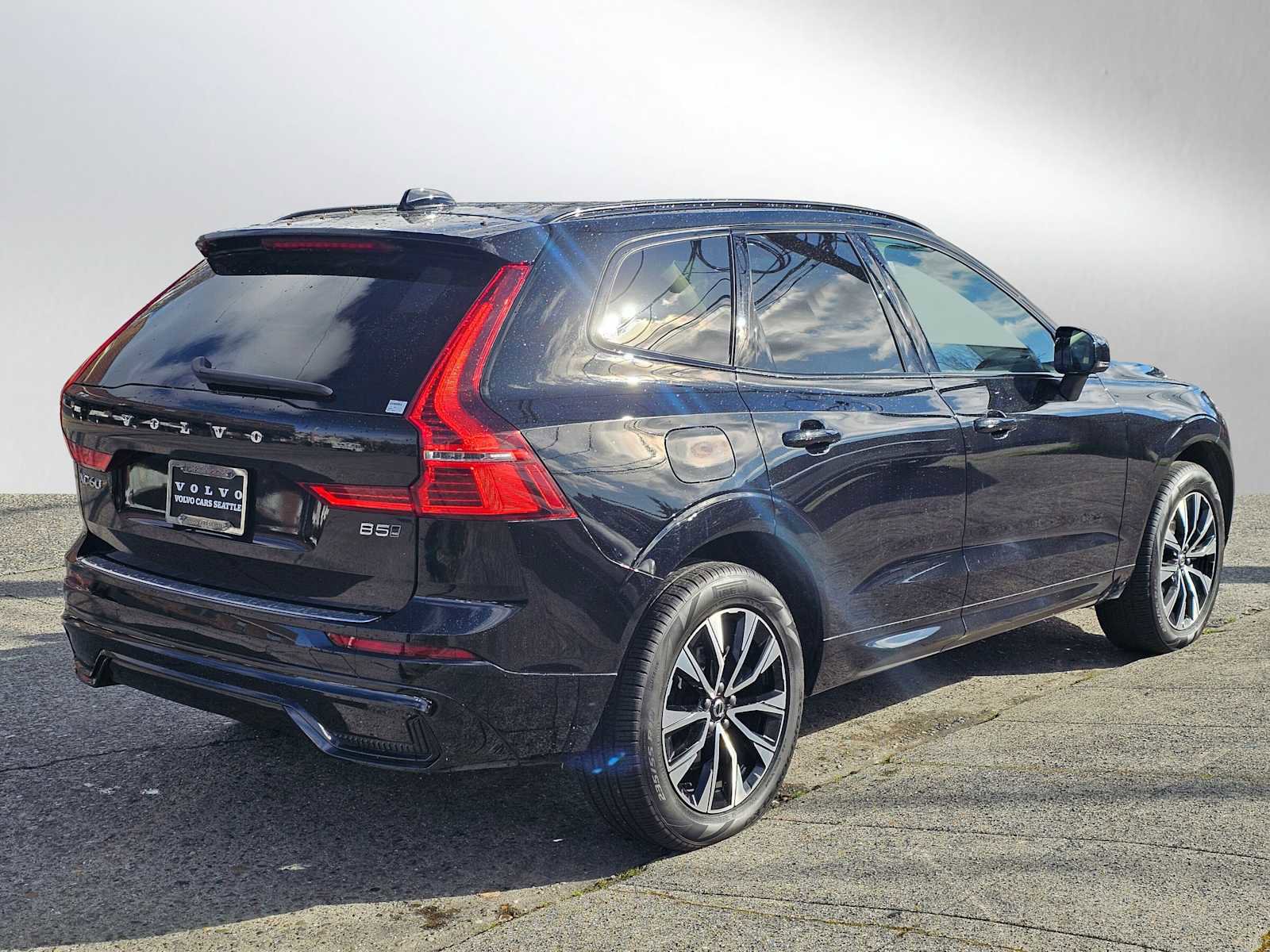 Used 2025 Volvo XC60 B5 Core w/ Protection Package Premier image 3