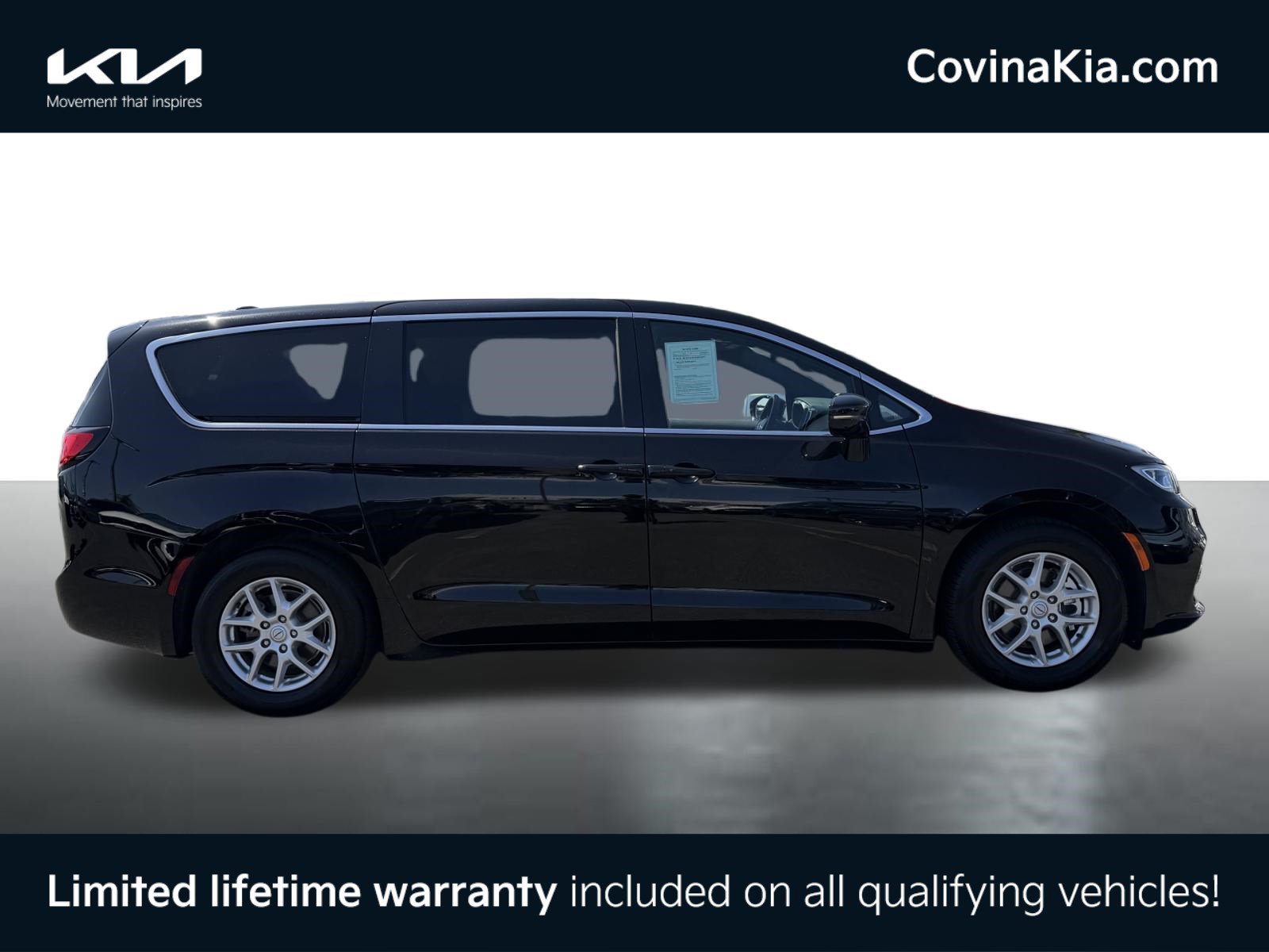Used 2025 Chrysler Pacifica Select FWD image 10