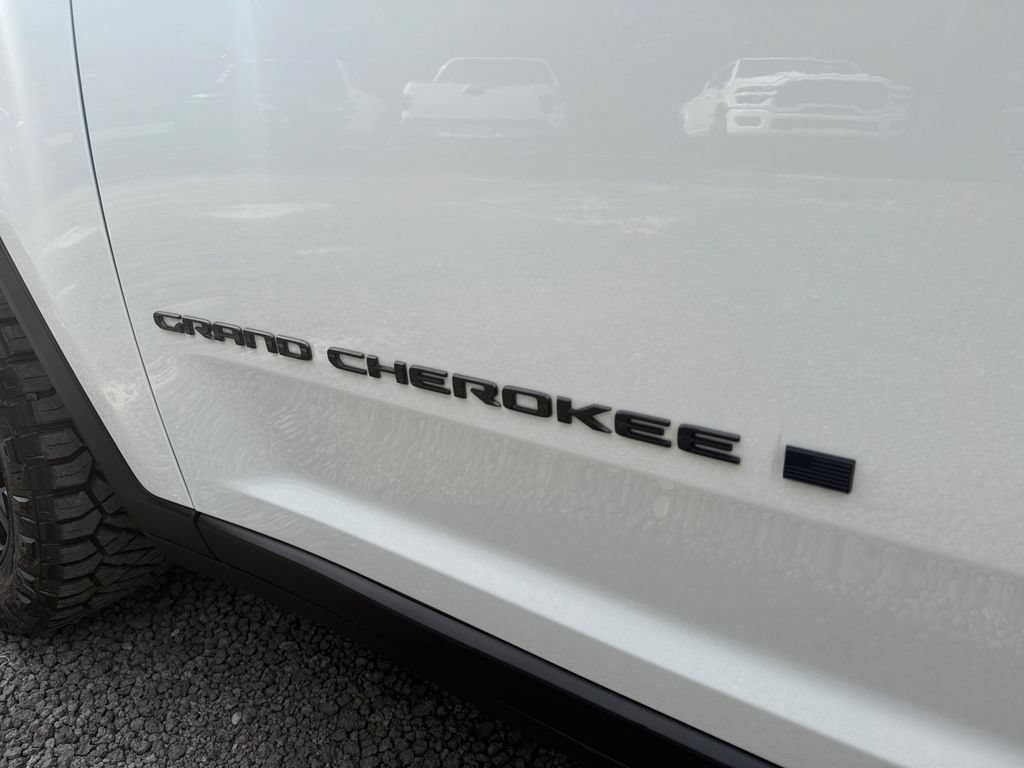 Used 2025 Jeep Grand Cherokee Altitude RWD image 16