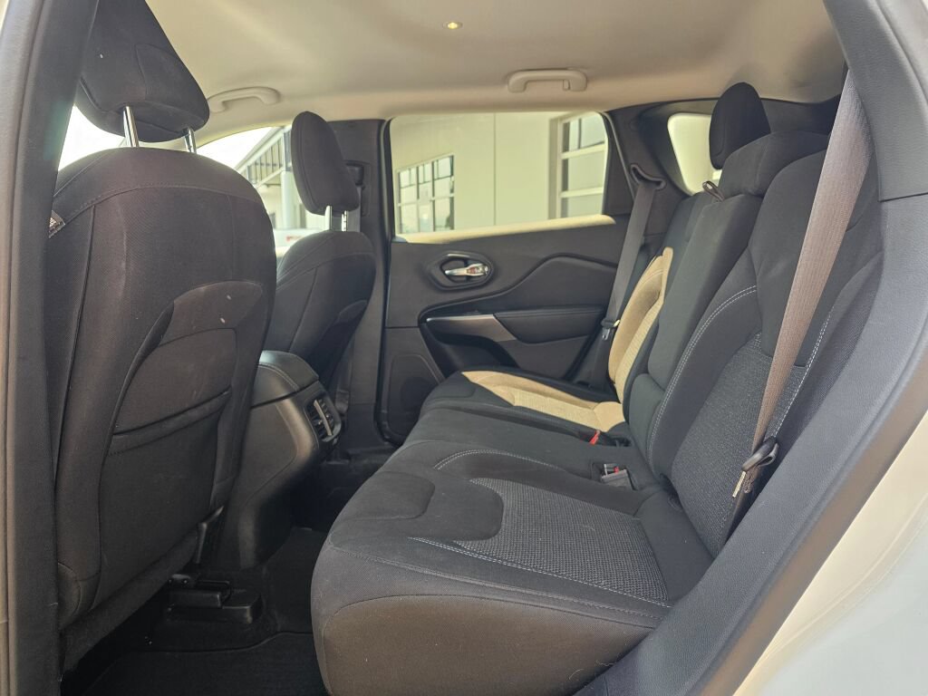 Used 2020 Jeep Cherokee Latitude AWD/4WD image 16