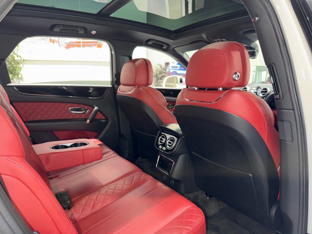 Used 2018 Bentley Bentayga image 59