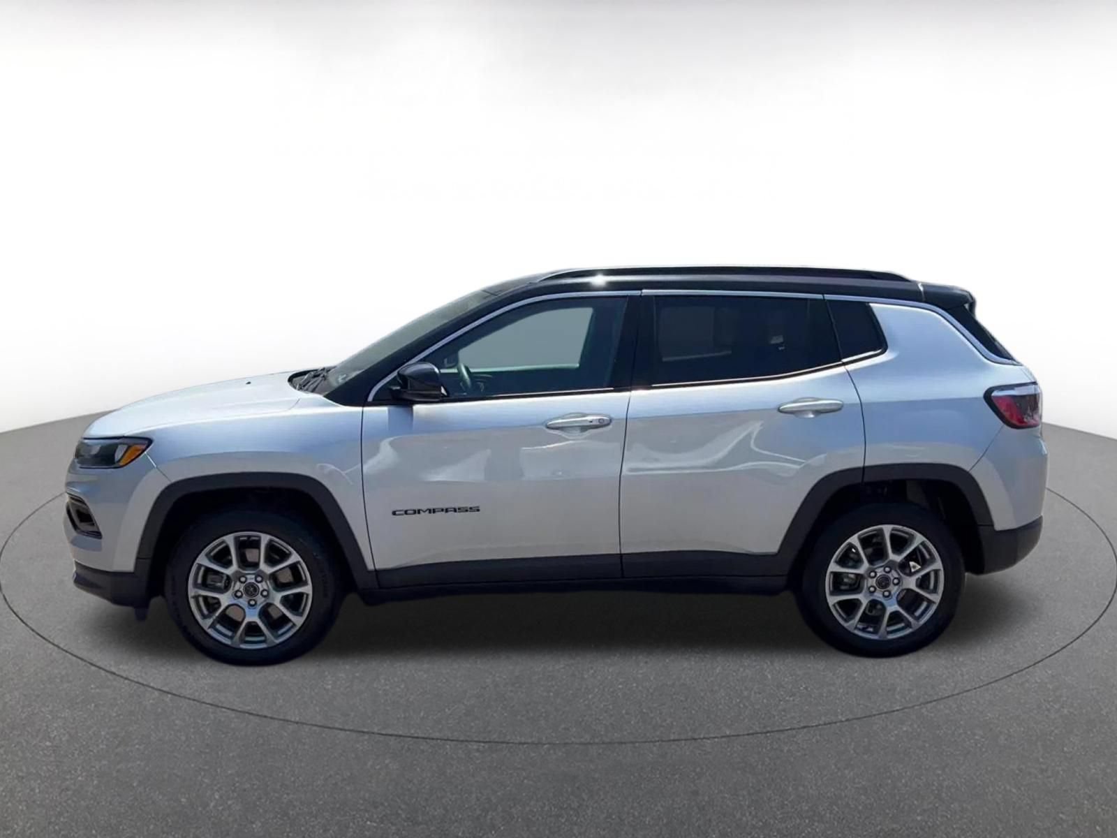 Used 2025 Jeep Compass Limited AWD/4WD image 9