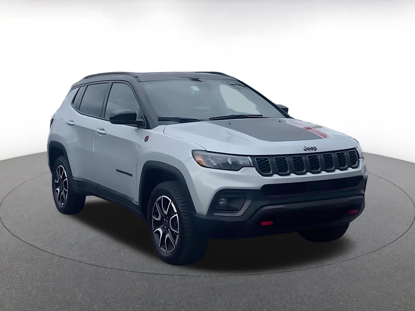 Used 2025 Jeep Compass Trailhawk AWD/4WD image 3