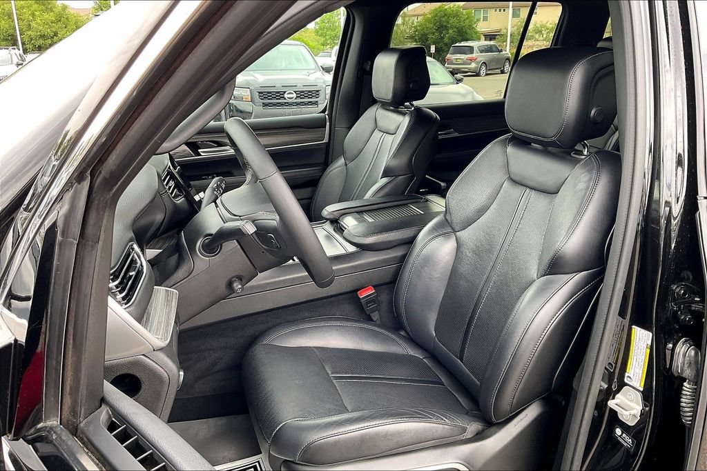 Used 2024 Jeep Wagoneer L Series II w/ Flexible Seating Group AWD/4WD image 24