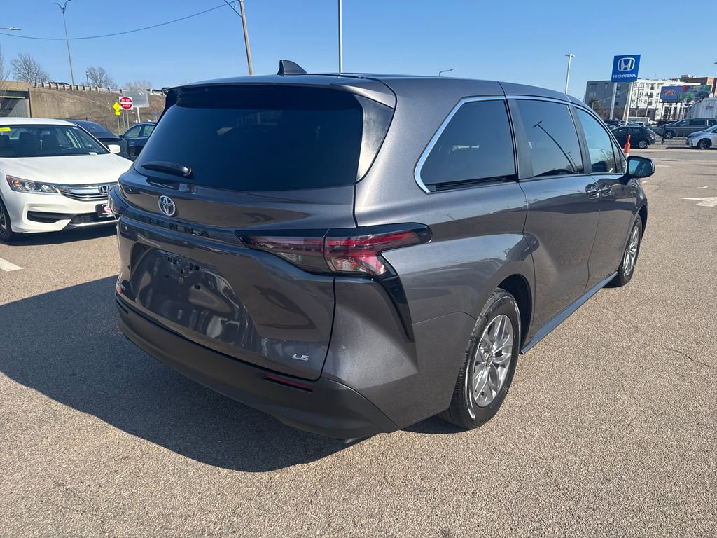 Used 2025 Toyota Sienna LE image 10