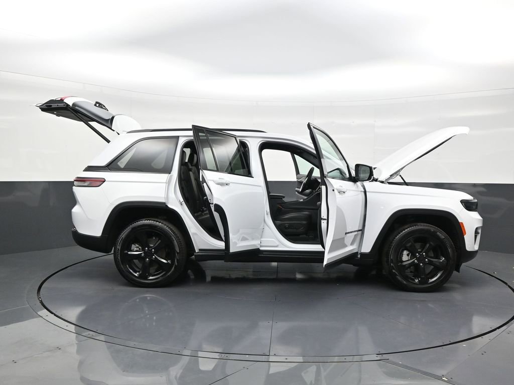 Used 2025 Jeep Grand Cherokee Limited w/ Black Appearance Package image 30