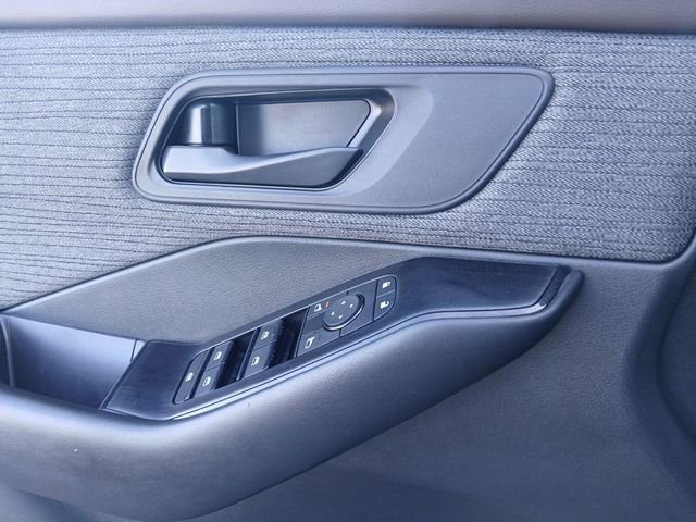 Used 2023 Nissan Rogue S image 17