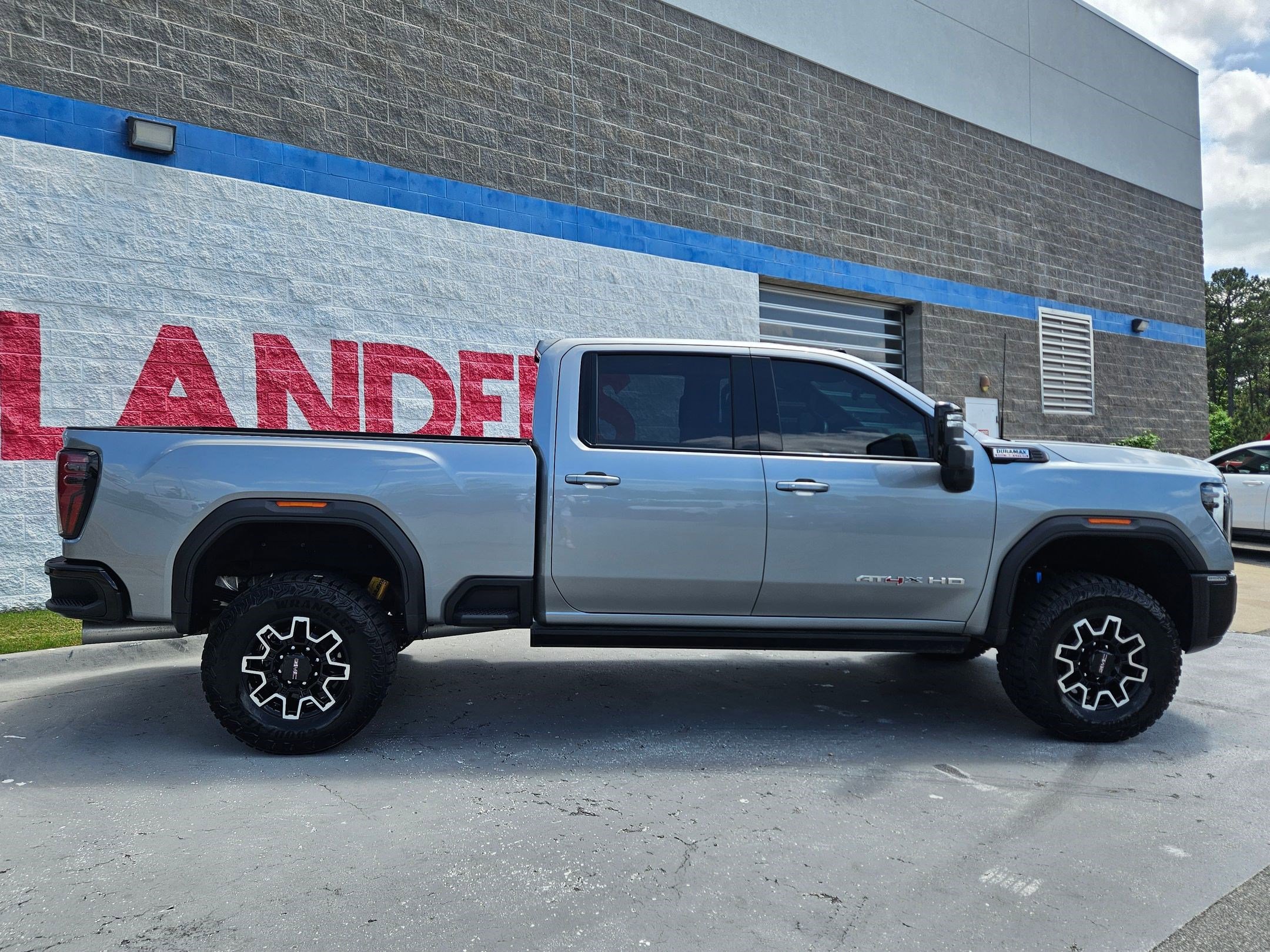 Used 2025 GMC Sierra 2500 AT4X AWD/4WD image 8