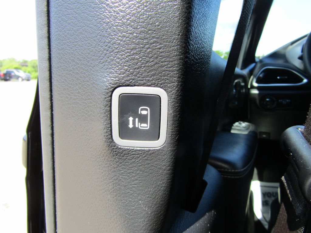 Used 2022 Chrysler Pacifica Limited w/ Uconnect Theater Family Group FWD image 21